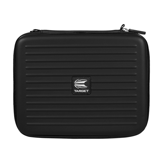 Dies ist ein schwarzes Dart-Etui mit dem Namen „Target Takoma Home Dartwallet“. Es hat eine gerippte Oberfläche und ein zentrales Target-Logo auf der Vorderseite.